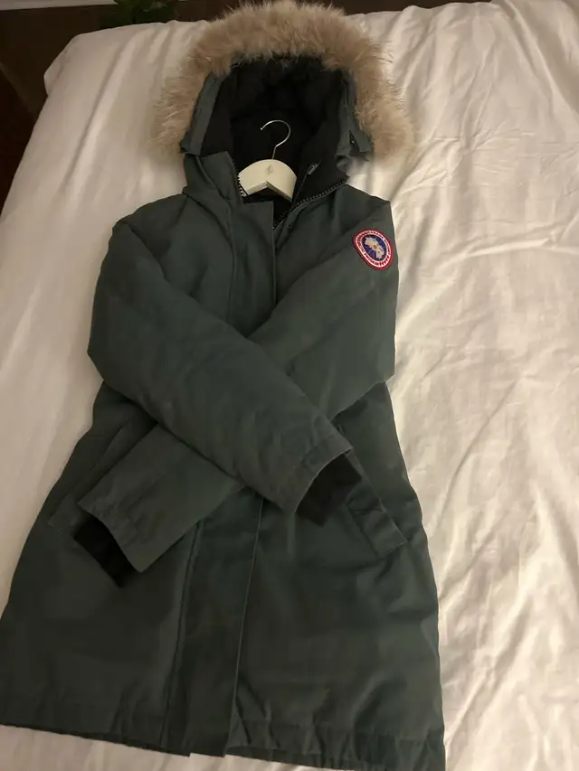 Canada Goose Parka in Women's - Tops & Outerwear in Oakville / Halton Region - Image 2
