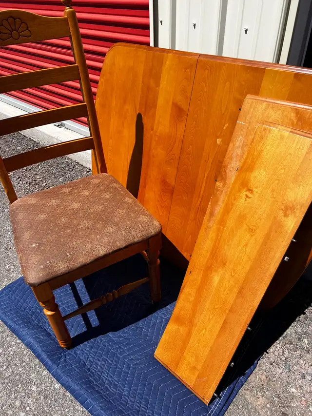 Maple Dining Table and Chairs in Dining Tables & Sets in Moncton - Image 3