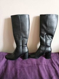 Selling women's fall boots 