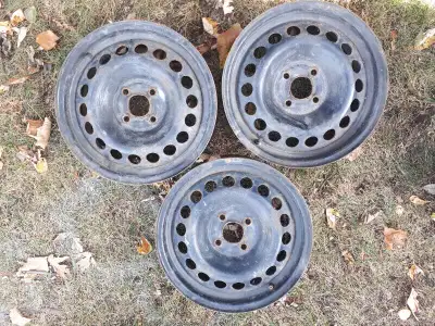 3 jantes de 15", 4 trous, 80mm entre les trous centre à centre... Sorel-Tracy (je vais à Granby 1 fo...