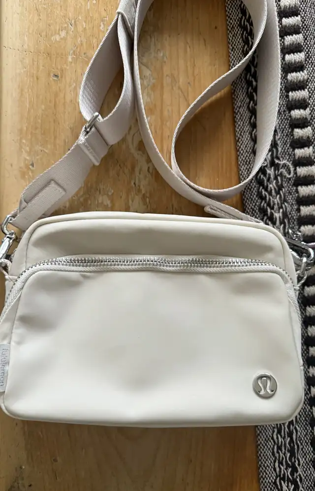 Lululemon Everywhere crossbody bag 2L