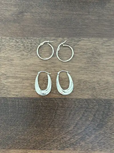 - brand new condition - never been used - authentic solid 10k gold Details: Round Hoops: - (1/2”) fr...