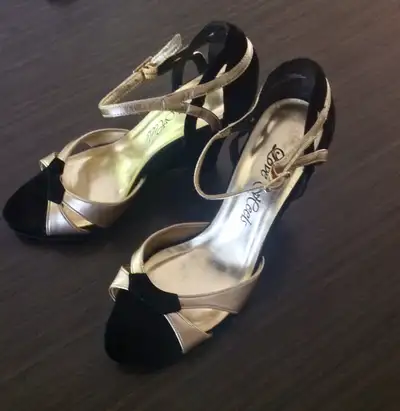 Sandales femme, suède noir et garniture or., View more