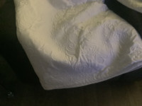 Courtepointe lit double avec deux dessus d’oreillers blancs sati