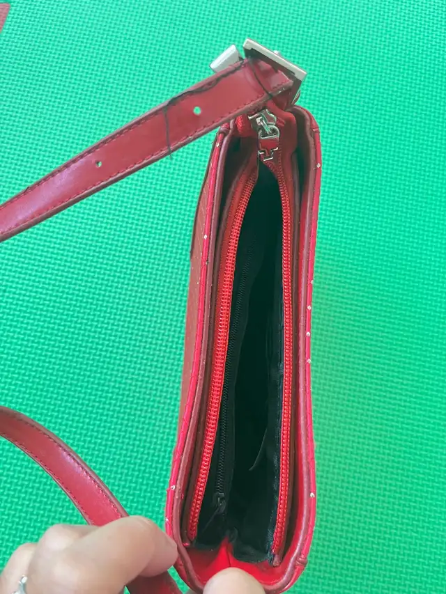 Woman’s Red Handbag in Women's - Bags & Wallets in City of Toronto - Image 4