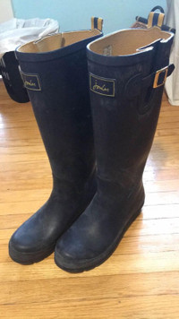 Womens size 9 Rain BOOTS. Wellies—high and waterproof. Navy blue