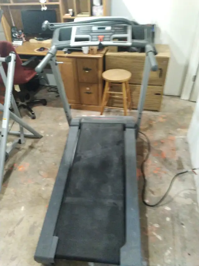 Pro Form Variable Speed Incline Treadmill in Exercise Equipment in Prince Albert - Image 4