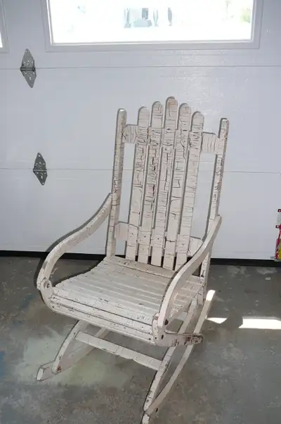 Chaise antique à restaurer, View more