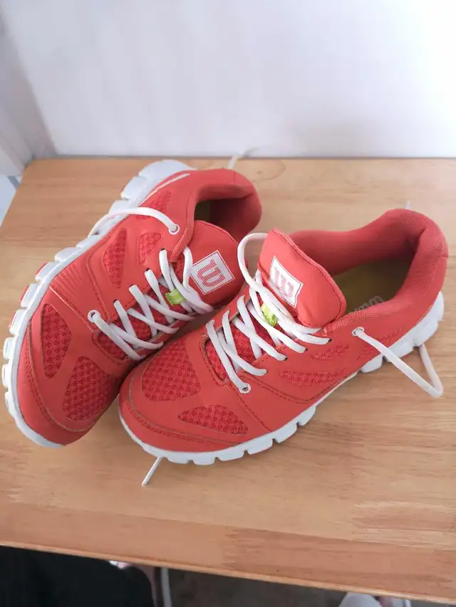 Women's Size 5 Wilson XT 3.0 Tennis / Raquetball / Running Shoes in Women's - Shoes in Grand Bend - Image 8