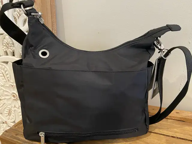 New Baggallini Anti-theft Free Time Crossbody Bag Purse in Women's - Bags & Wallets in Oshawa / Durham Region - Image 10
