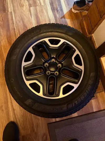 This are almost mew set off jeep cherokee trailhawk