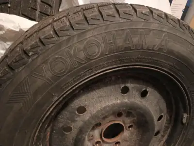 Pneus Yokohama d'Hiver 215 70 R 16 montés sur jantes J'ai fait 2 petites hivers en ville avec ces pn...