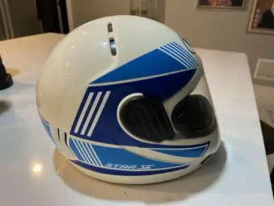 BELL MOTORCYCLE HELMET SIZE SMALL IN GOOD CONDITION WILL MEET IN VAUGHAN TO DELIVER