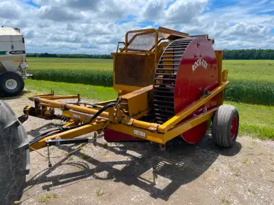 Haybuster 3106 Rock-Eze Stone Picker - 10’ rake width +/-, runs of 2 tractor remotes, vary low usage...