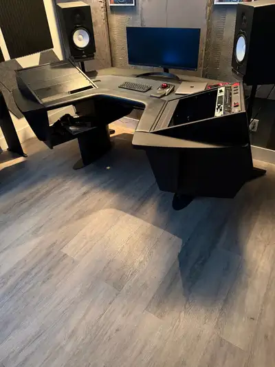 Selling a used in great shape, argosy aura 520 desk/workstation. $3500