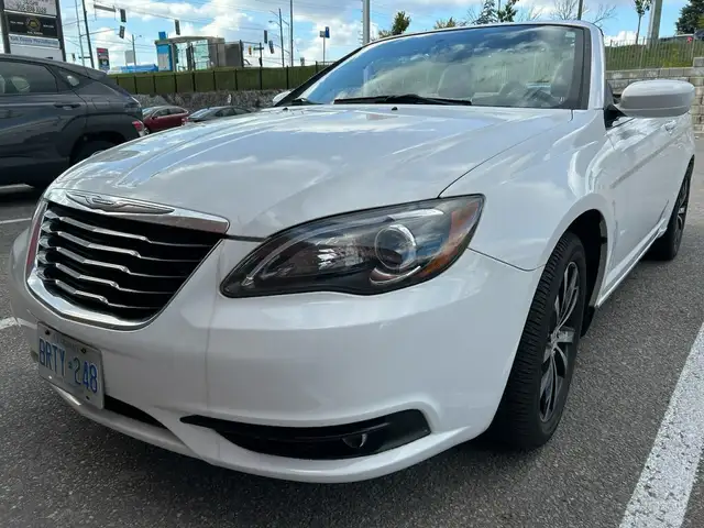 2012 Chrysler 200 S Convertible  in Cars & Trucks in Markham / York Region - Image 2