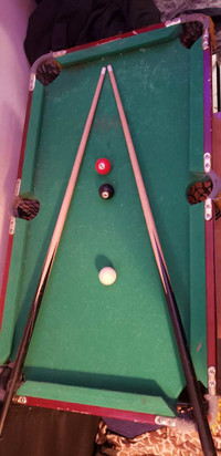 Mini pool table 