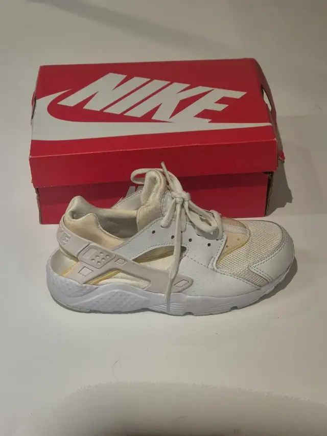 Nike Air Running Shoes Youth 2 Y in Kids & Youth in Mississauga / Peel Region - Image 4