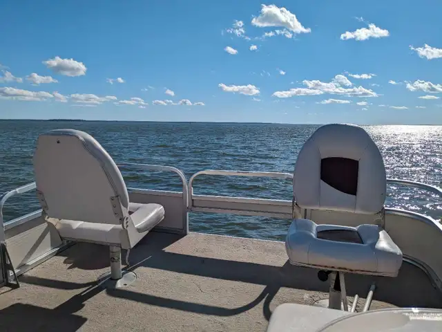 Pontoon boat + Tandem Axle trailer62863281884291121