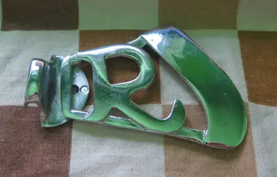 Rickenbacker 'R' Chrome tailpiece for 6-string guitar, View more