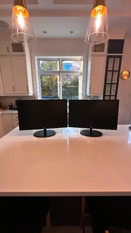 Pair Of 23-Inch LG Monitor in Monitors in City of Montréal - Image 2