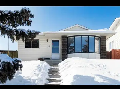 Beautiful 3 bedroom Banglow in rundle for rent . Walking distance to schools , buses , stores , hosp...