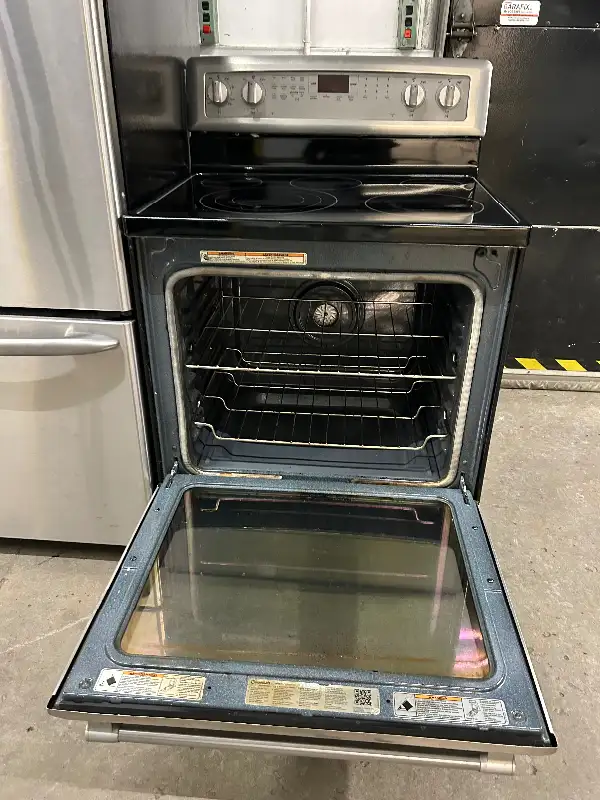 Frigidaire and stove in Stoves, Ovens & Ranges in City of Montréal - Image 3