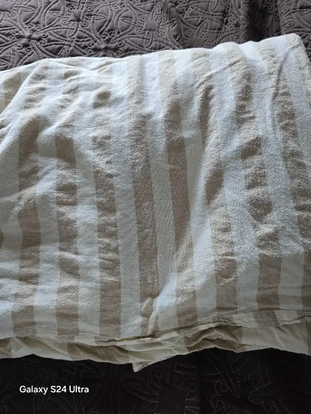 QUEEN DUVET COVER in Bedding in Barrie - Image 2