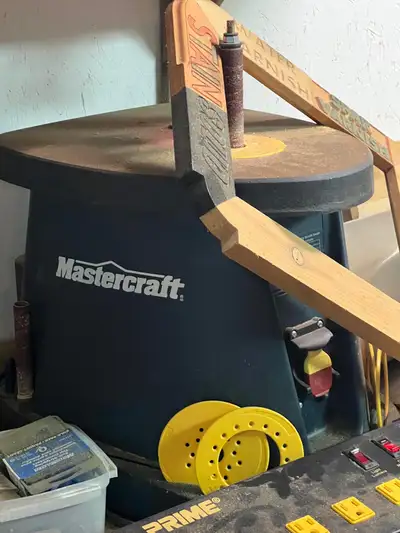 Oscillating spindle sander. A few years old but very sporadic use. Rings and drums included.