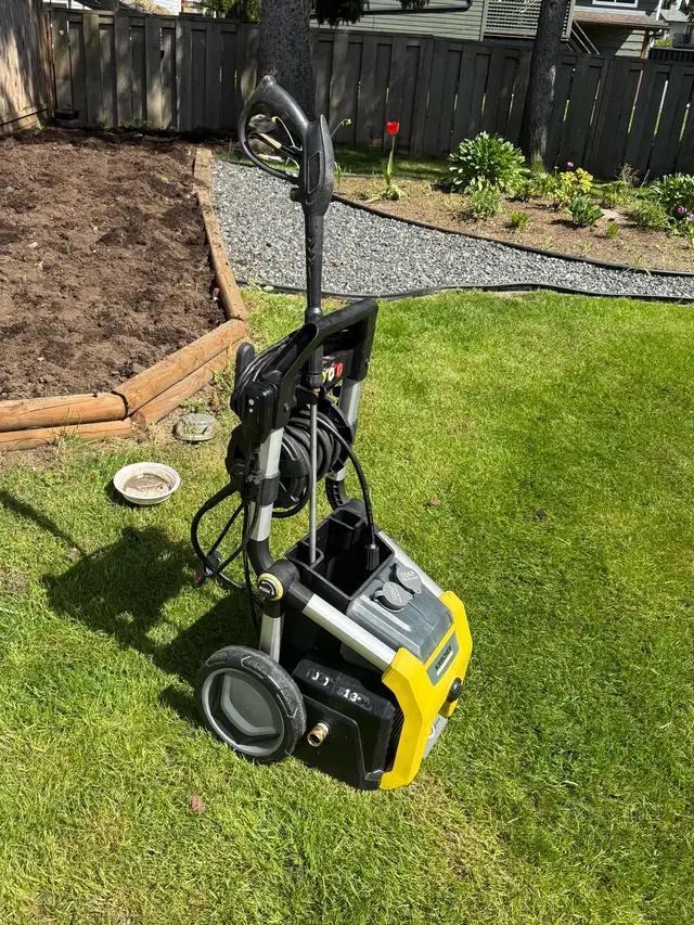 Karcher K2000 Electric Pressure Washer in Outdoor Tools & Storage in Delta/Surrey/Langley - Image 4