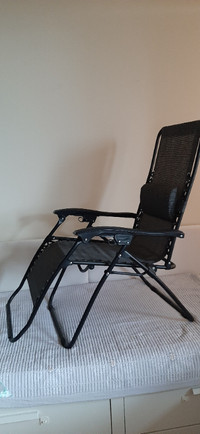 Outsunny foldable lounge chair. Outdoor Zero Gravity Chair. Recl