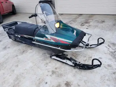 2004 YAMAHA BRAVO TRAPPER EDITION. NEW WINDSHIELD AND SKAGS. SLED HAS PINTAL HITCH FOR PULLING SLIEG...