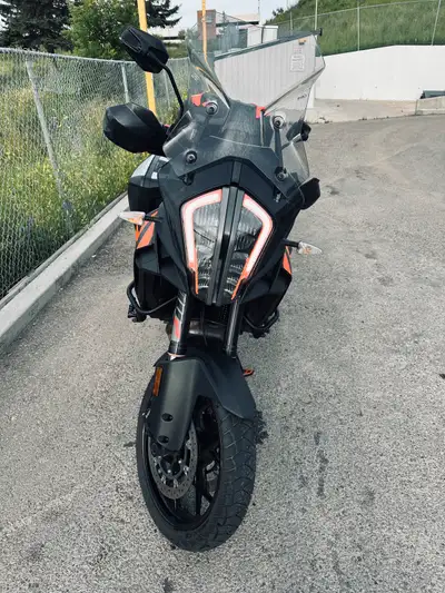 Ready for your next big ride? This 2019 KM 1290 Super Adventure S is a powerful, tech-packed adventu...