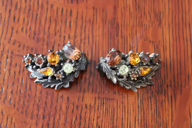 Vintage Pair Of Lisner Clip On Earrings63235093084289121