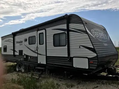 30 ft travel trailer for rent Sleeps up to 10. Rear bunkhouse with 4 bunks. One bunk converts to sit...