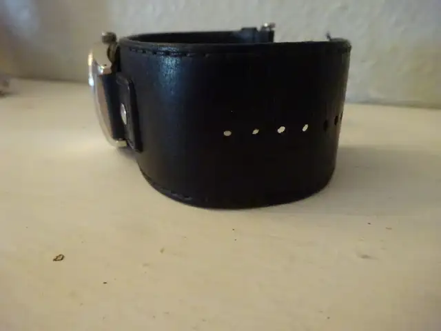 montre Fossil pour homme avec bracelet large en cuir noir in Jewellery & Watches in City of Montréal - Image 5