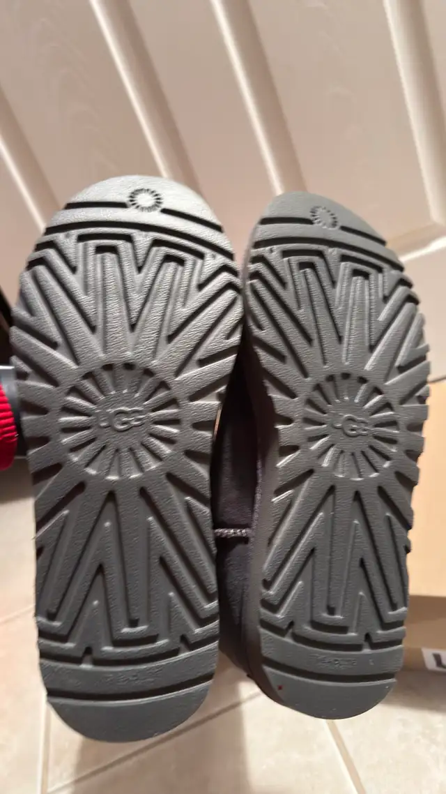Ugg Boots in Women's - Shoes in Markham / York Region - Image 4