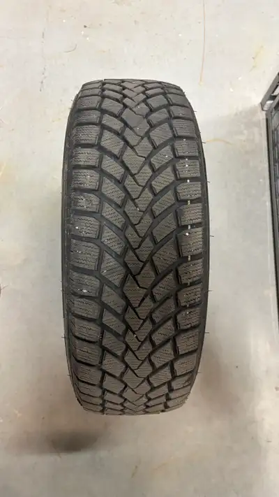 Pneus d’hiver 205/60R16 Mazzini Snow Leopard utilisés pour une saison seulement. 205/60R16 Mazzini S...