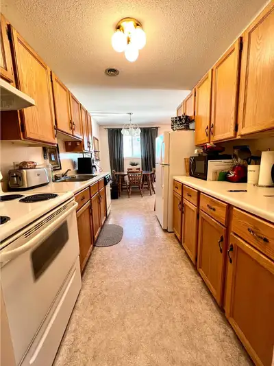 Bright 2-bedroom Apt. * AC * Available Immediately