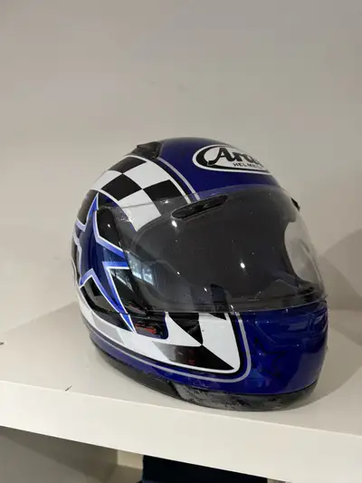 Deux casques de moto à vendre. $100 CHACUN. Vendus ensemble ou séparément Premier casque: De marque...