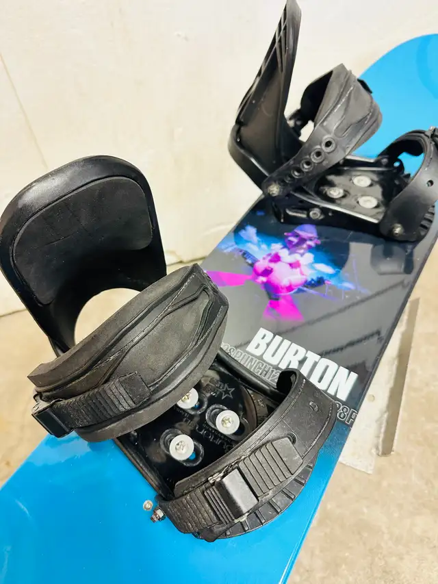 Burton snowboard 128 cm with Burton small/medium bindings in Snowboard in Markham / York Region - Image 7