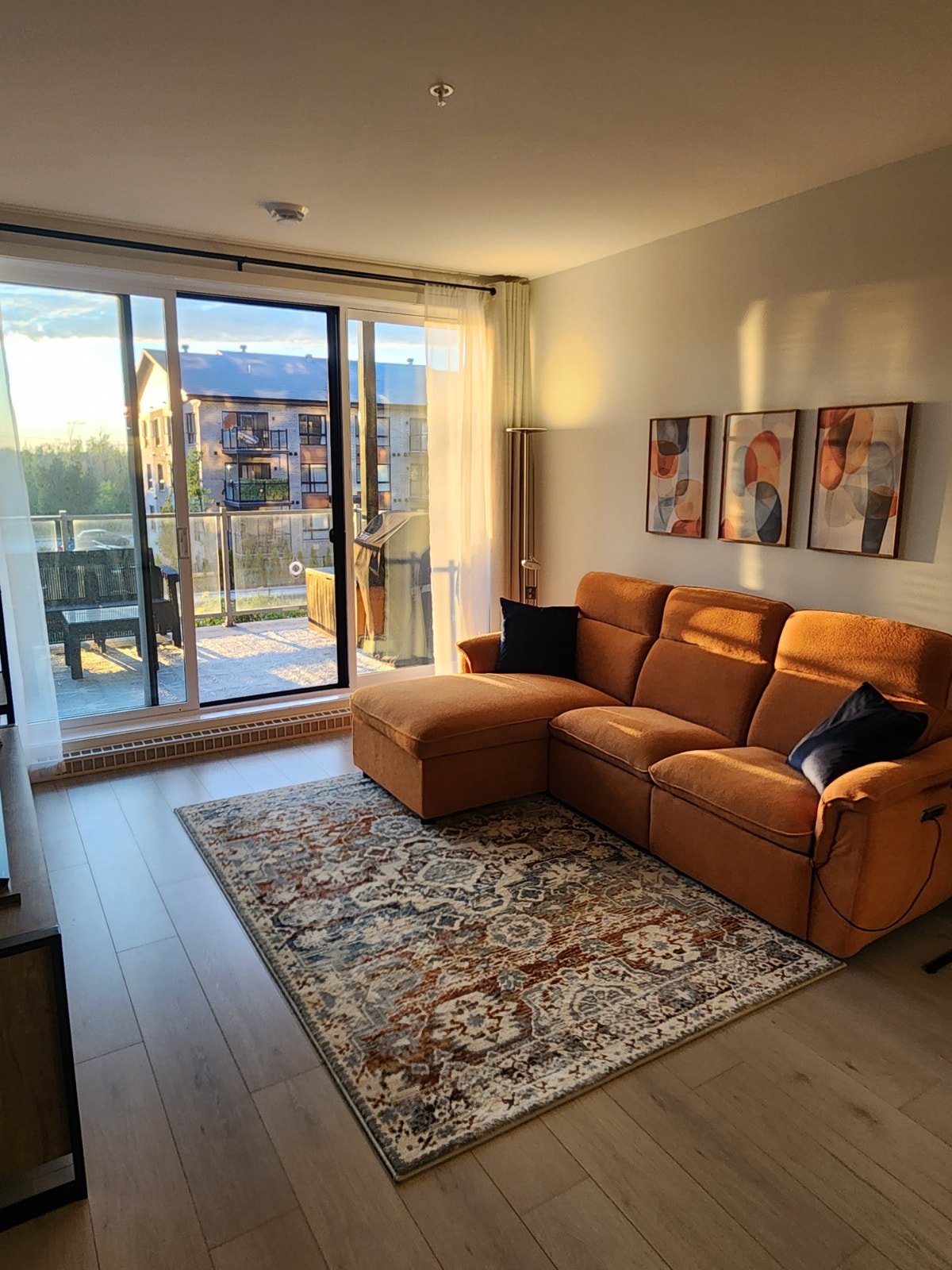 Location Condo 4 1/2, piscine, garage intérieur, ascenseur — photo 1