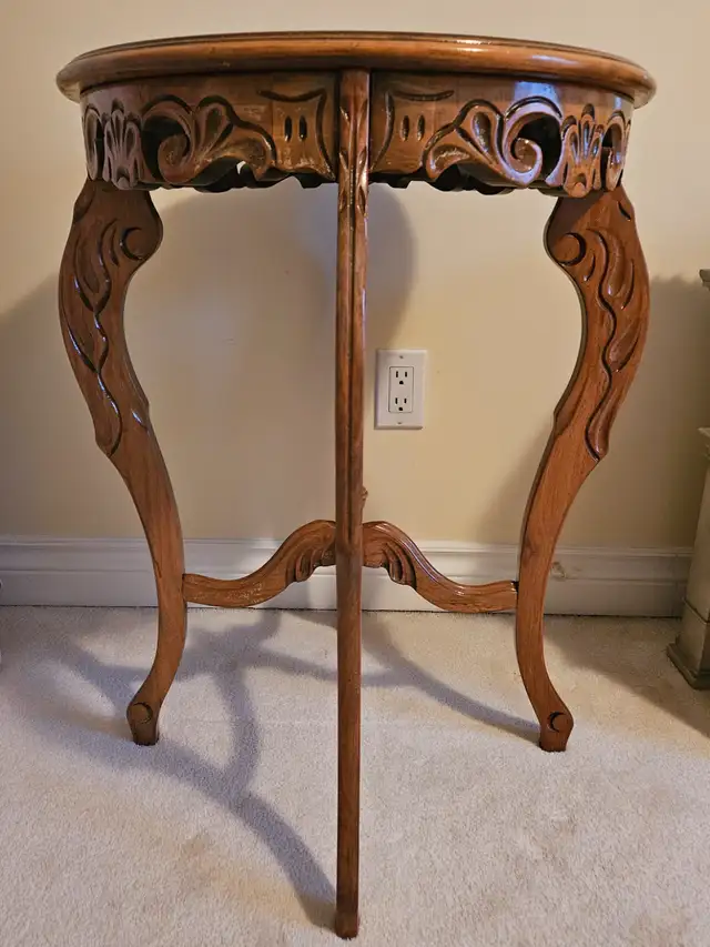 VINTAGE 1940'S WALNUT CARVED FRENCH STYLE SIDE LAMP TABLE -  USA in Coffee Tables in City of Toronto - Image 8