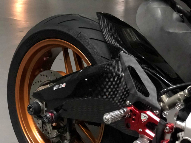 Ducati Panigale 899 / 959 Carbon Fiber Swingarm Cover. New dans Pièces et accessoires pour motos  à Ville de Montréal - Image 3