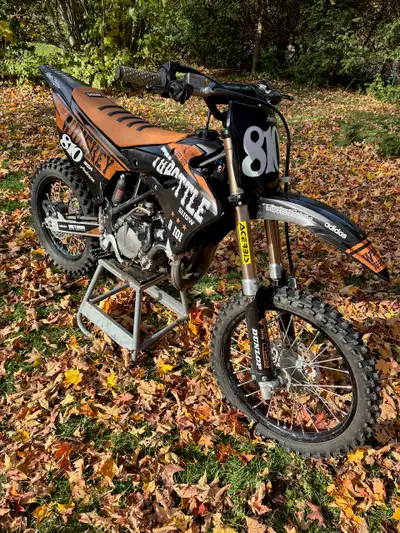 (English below) Kawasaki KX112 2024 – Embrayage OEM neuf – 4 450 $ d’origine, sauf les leviers et le...