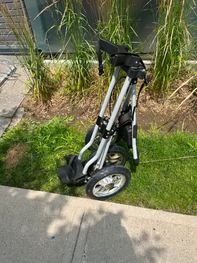Chariot de golf trois roues, pliable.