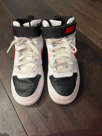 Boys Nike Jordans size 4 excellent condition 