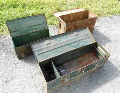 J'ai 2 anciennes caisses de métal solide de différentes années (différents prix), encore utiles pour...