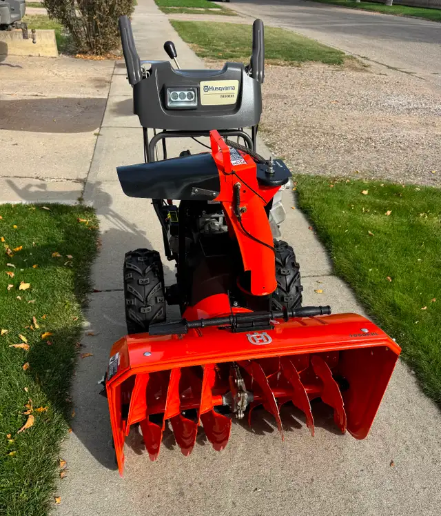 Husqvarna 1650EXL in Snowblowers in Lethbridge - Image 4