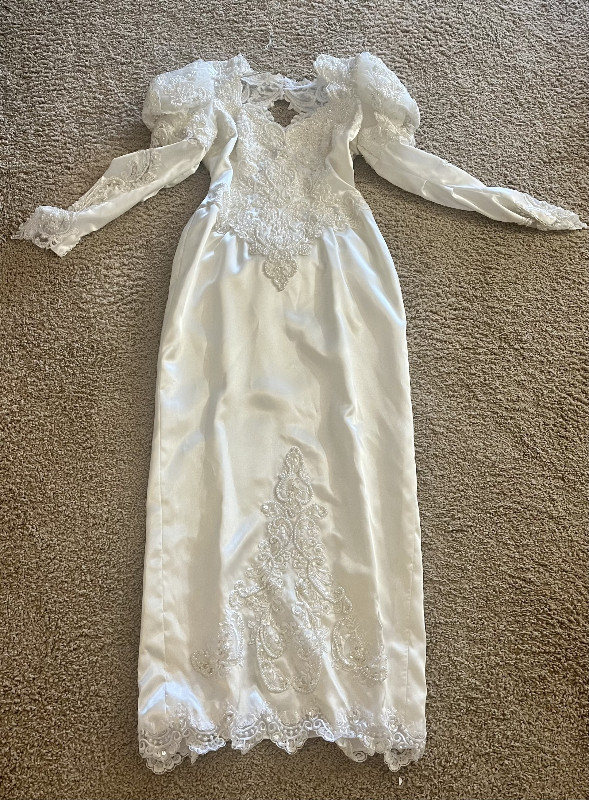 Elegant wedding dress in Wedding in Calgary